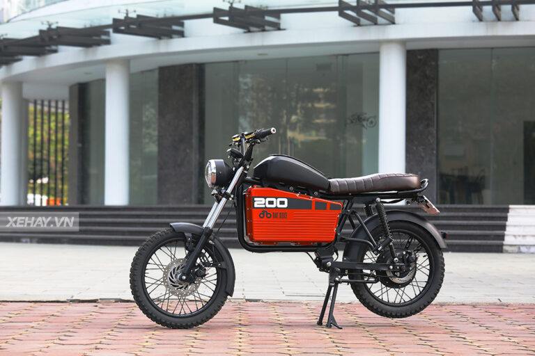 Vietnamese E-Bike Community Powers Small Businesses During Blackouts